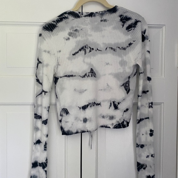 New never worn Garage XS sweater - Picture 3 of 4